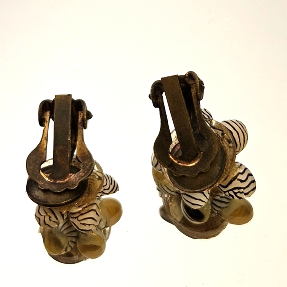 Vintage 40s Shell and Pearl Clip On Earrings - Picture 2 of 5